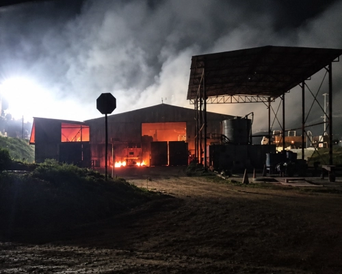 Incêndio atinge estrutura de mineradora durante a madrugada em Nossa Senhora do Livramento